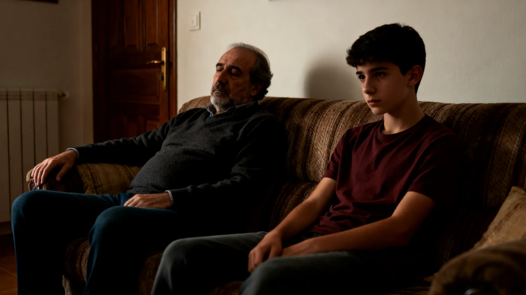 Un padre que, debido a sus largas jornadas laborales y múltiples responsabilidades, siente que el tiempo que comparte con su hijo adolescente es escaso y superficial. Los momentos juntos se limitan a actividades rutinarias sin conexión emocional real, lo que genera en ambos una sensación de distancia y desconexión afectiva, aunque ninguno de los dos sabe cómo romper ese silencio y crear momentos verdaderamente significativos."